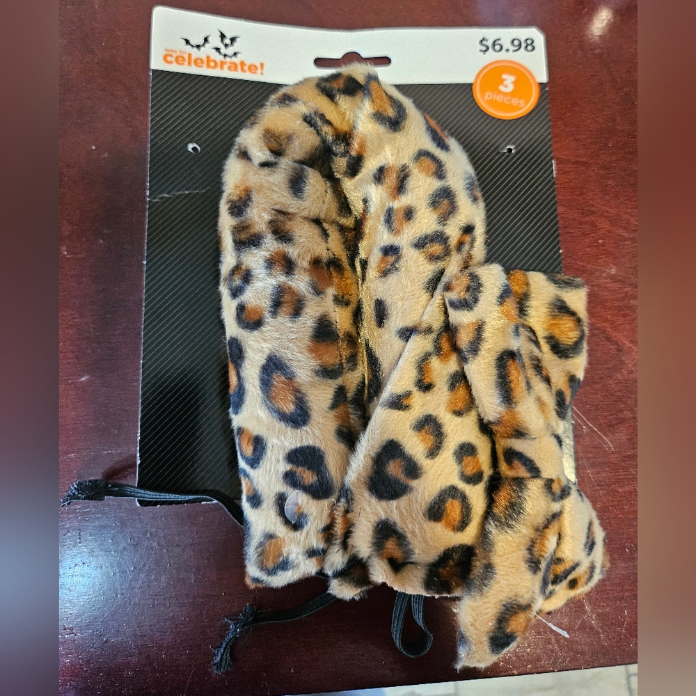 NEW. Women's Costume - 2 pieces Tail and Bow Tie - Leopard.